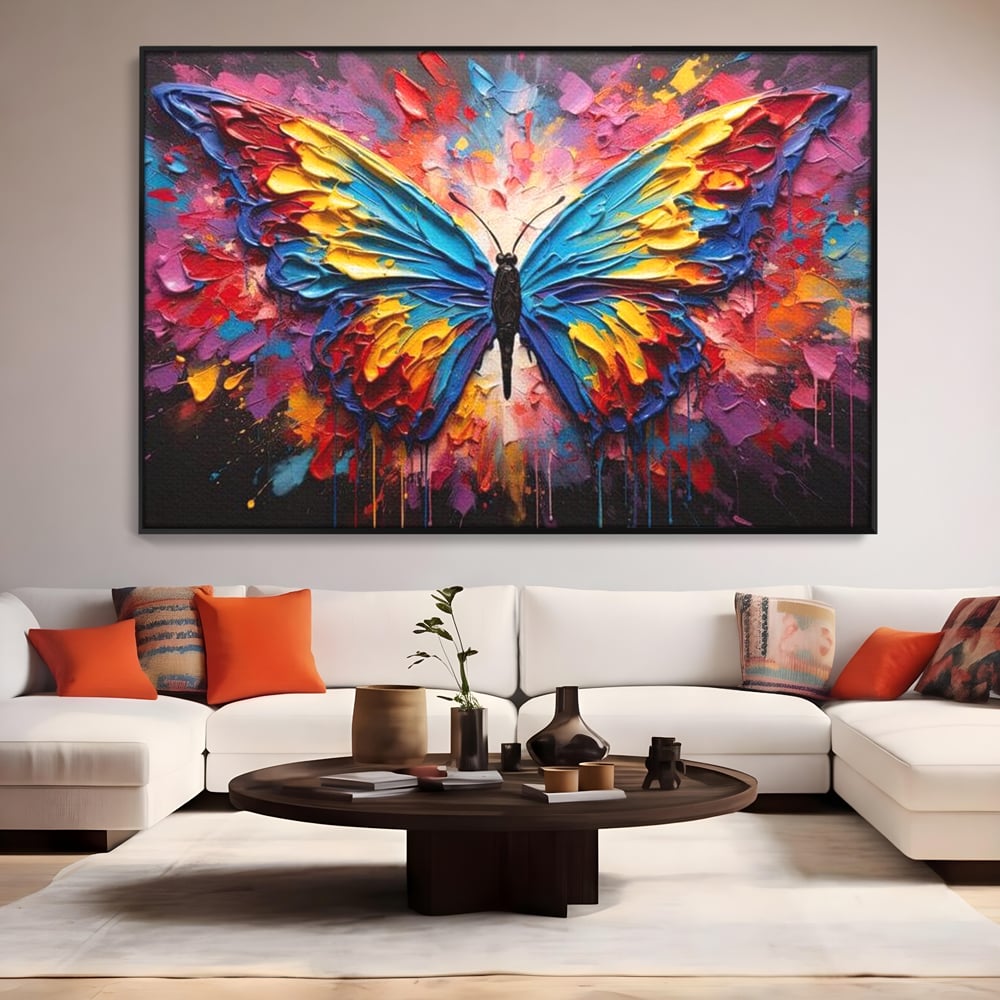 Tablou canvas cu pictura cu fluture colorat, in rama de aluminiu negru, pe perete intr-un living